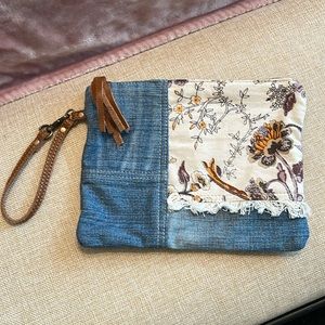 EUC Myra wristlet